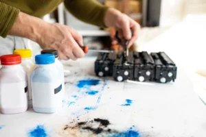 Toner do tiskárny snadno doplníte díky plnící sadě. Vyjde až 10x levněji, než nákup nového toneru