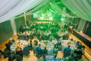 Zranil jsem se na firemním večírku a zaměstnavatel mi odmítá uznat pracovní úraz