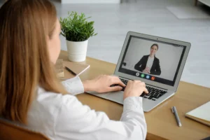 Úřady práce stále shánějí stovky lidí na pracovní pozice s platem nad 100 tisíc měsíčně