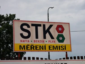 Jak moc v případě autonehody vadí pár dní propadlá STK a co na to říká povinné ručení?