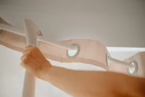 Většina lidí věší záclony špatně. Interiérový designér ukázal jednoduché pravidlo