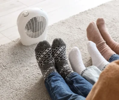 lidé si hřejí nohy