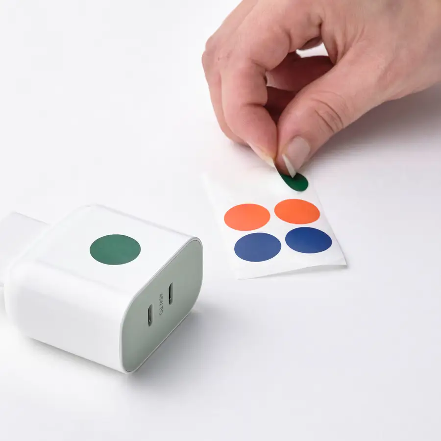 Nabíječku si můžeme vizuálně vylepšit barevnými štítky.