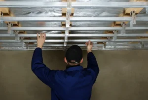 Nejlepší vytápění není z podlahy, ale ze stropu. Znali to už naši předci a teď tomu propadli ve Skandinávii