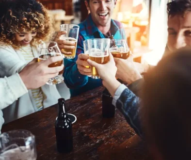 Alkohol bývá často nedílnou součástí zábavy.