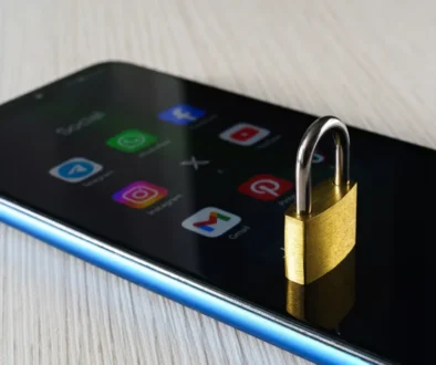 mobilní telefon, zámek