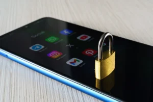 Sociální sítě brzy čeká nutnost ověření věku pomocí občanského průkazu nebo bankovní identity