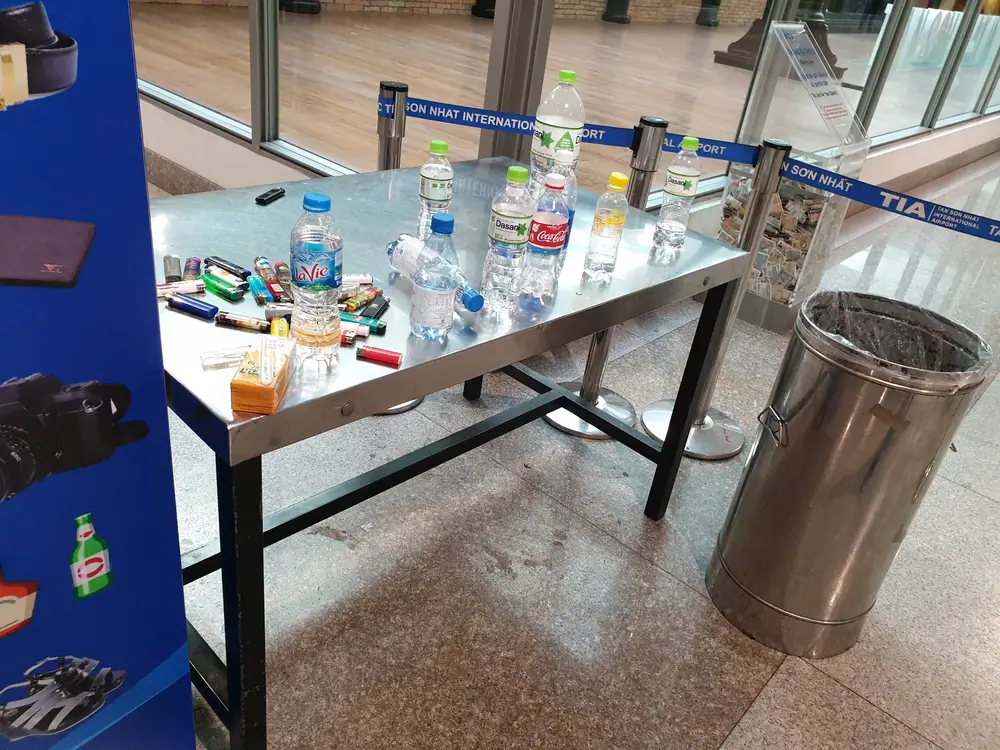 Mnoho cestujících dopíjelo vodu z PET lahví až těsně před bezpečnostní kontrolou. Na některých letištích už je tomu definitivně konec.