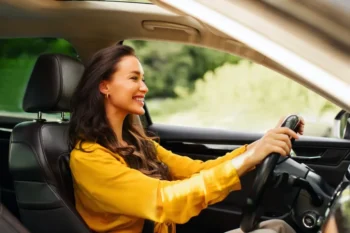 mladá žena řídí auto