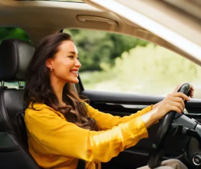 mladá žena řídí auto