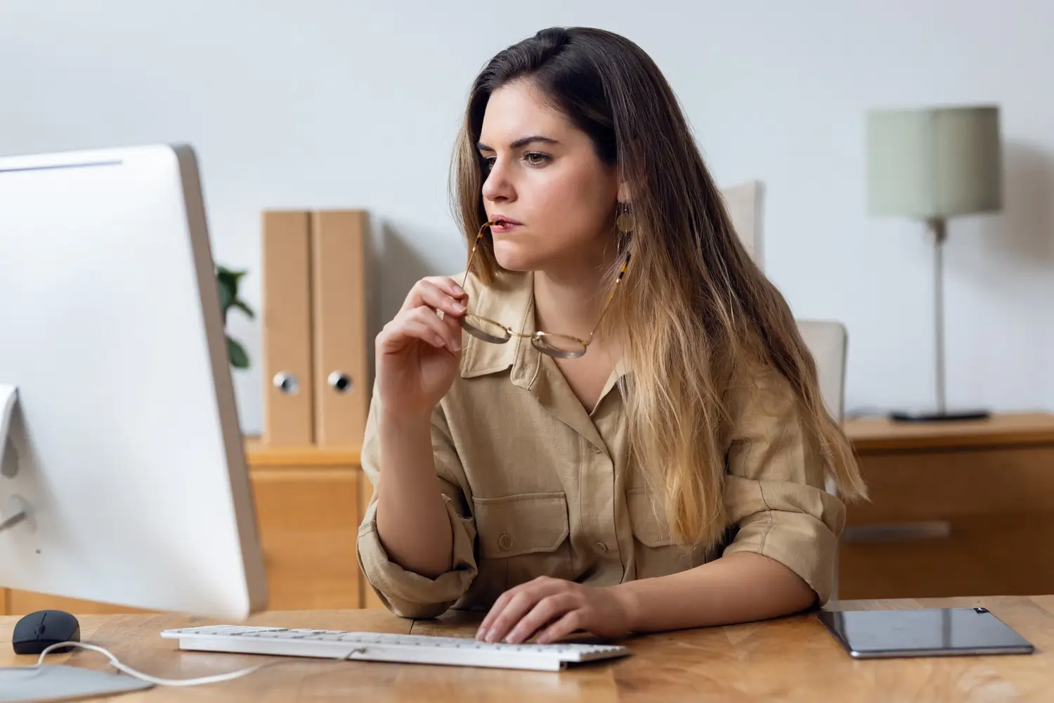 soustředěná mladá žena u počítače