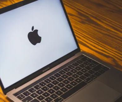 Pokud kromě problikávání displeje dochází i k zamrznutí přístroje, je na místě odnést ho k odborníkovi.