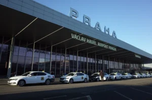 Nová pravidla pro příruční zavazadla do letadla: cestující mohou opět vzít nápoje s sebou