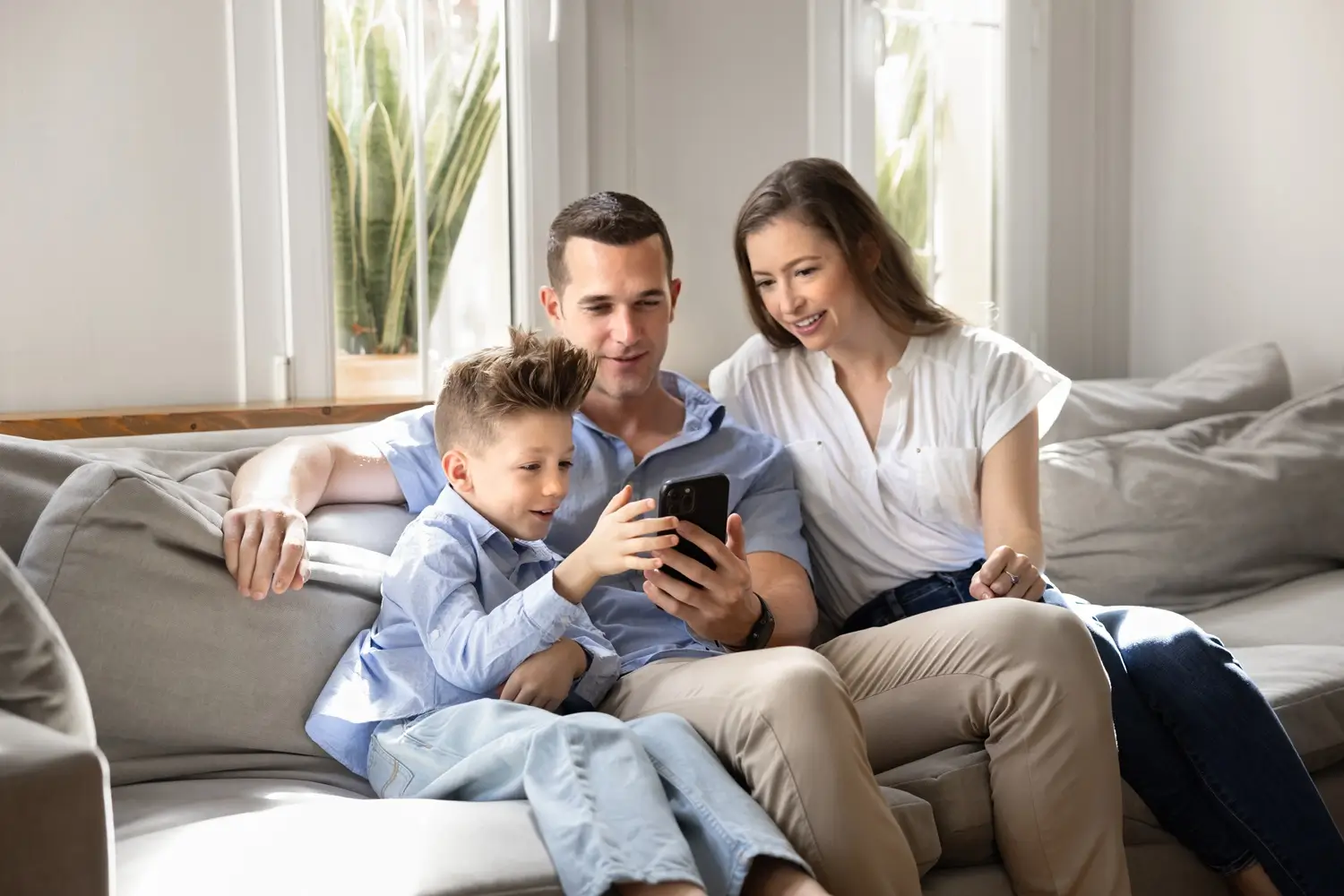 otec. matka dítě a mobil