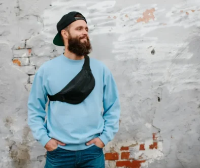 Muž s ledvinkou přes rameno