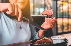 Studie zjistila, že lidé, kteří jedí maso, mají větší šanci dožít se 100 let, ale je tu jeden háček