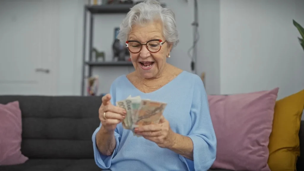 Seniorka počítá bankovky