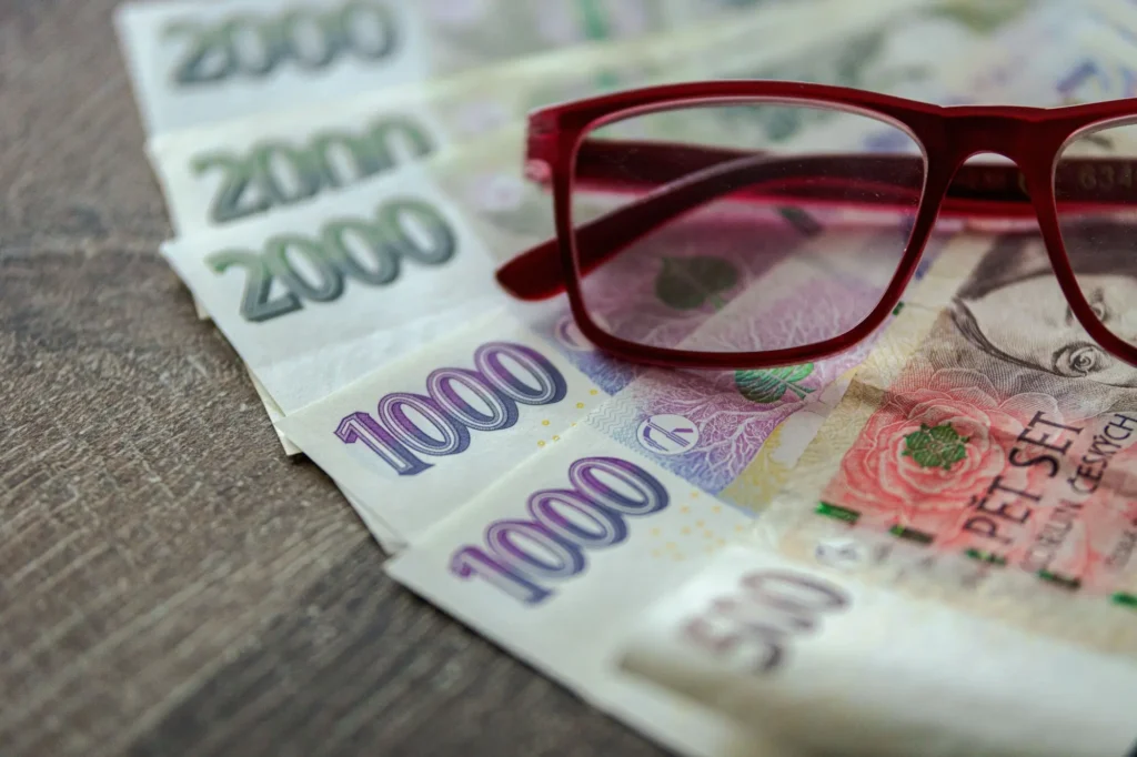 České bankovky s dioptrickými brýlemi