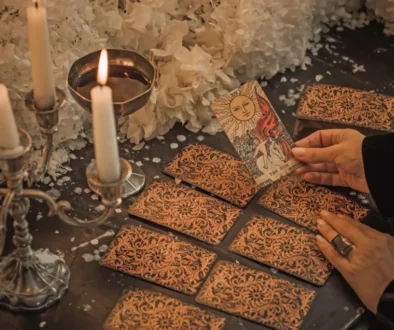 Žena vykládá tarotové karty