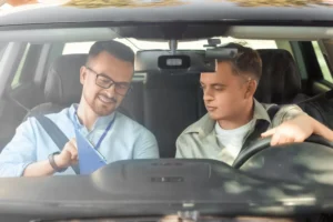 Česko zpřísnilo podmínky pro mladé řidiče. Nové otázky v autoškole zamotají hlavu i zkušeným řidičům