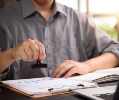 úředník razítkuje