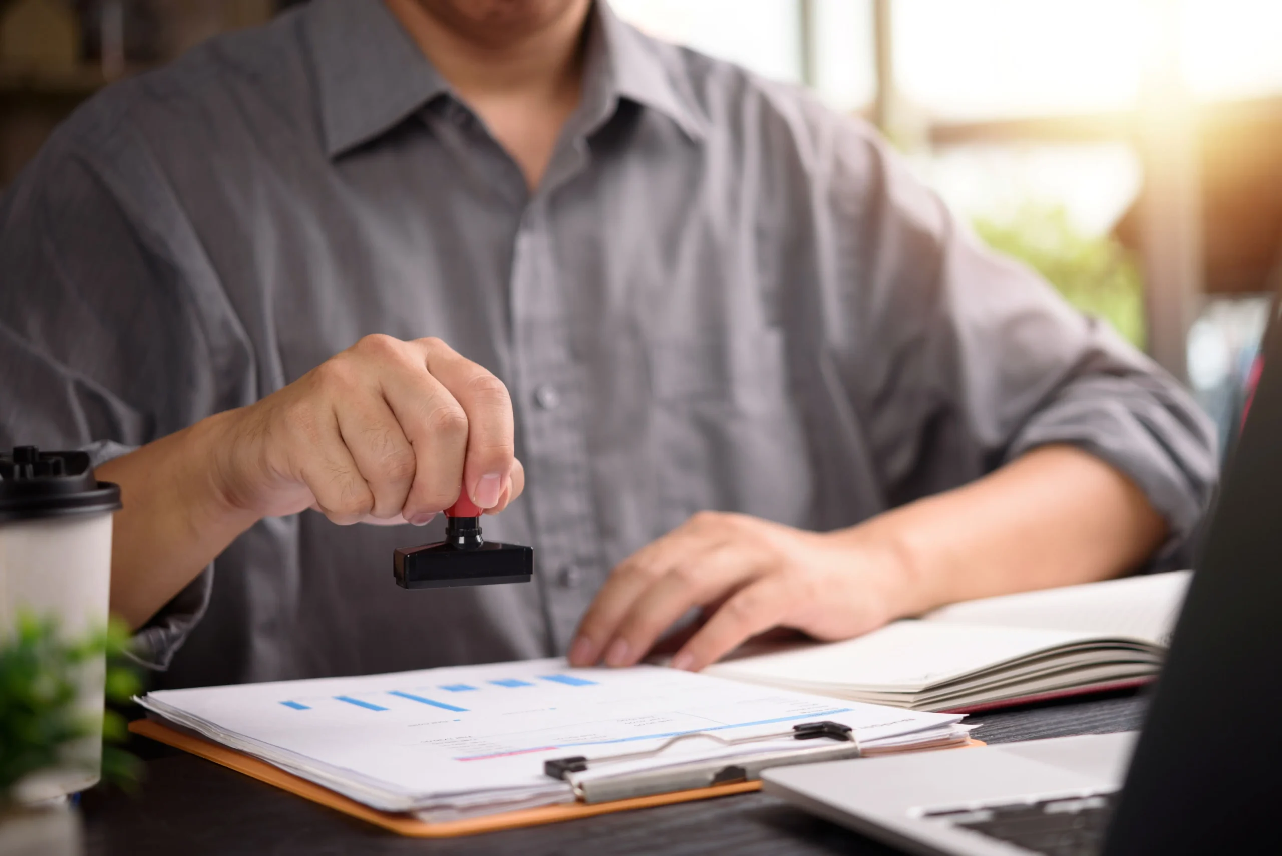 úředník razítkuje