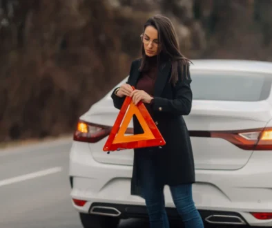 žena drží trojúhelník