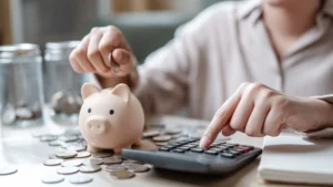 Důchody pro dnešní pracující: Spočítejte si, kolik za 20, 30 a 40 let dostanete peněz a váš věk odchodu do důchodu