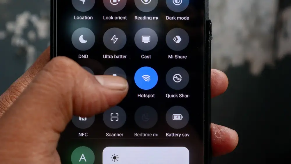Hotspot může mít na různých telefonech odlišné ikony. Pokud jste se k němu však nepřipojili sami, je důležité zpozornět a změnit si okamžitě heslo. 