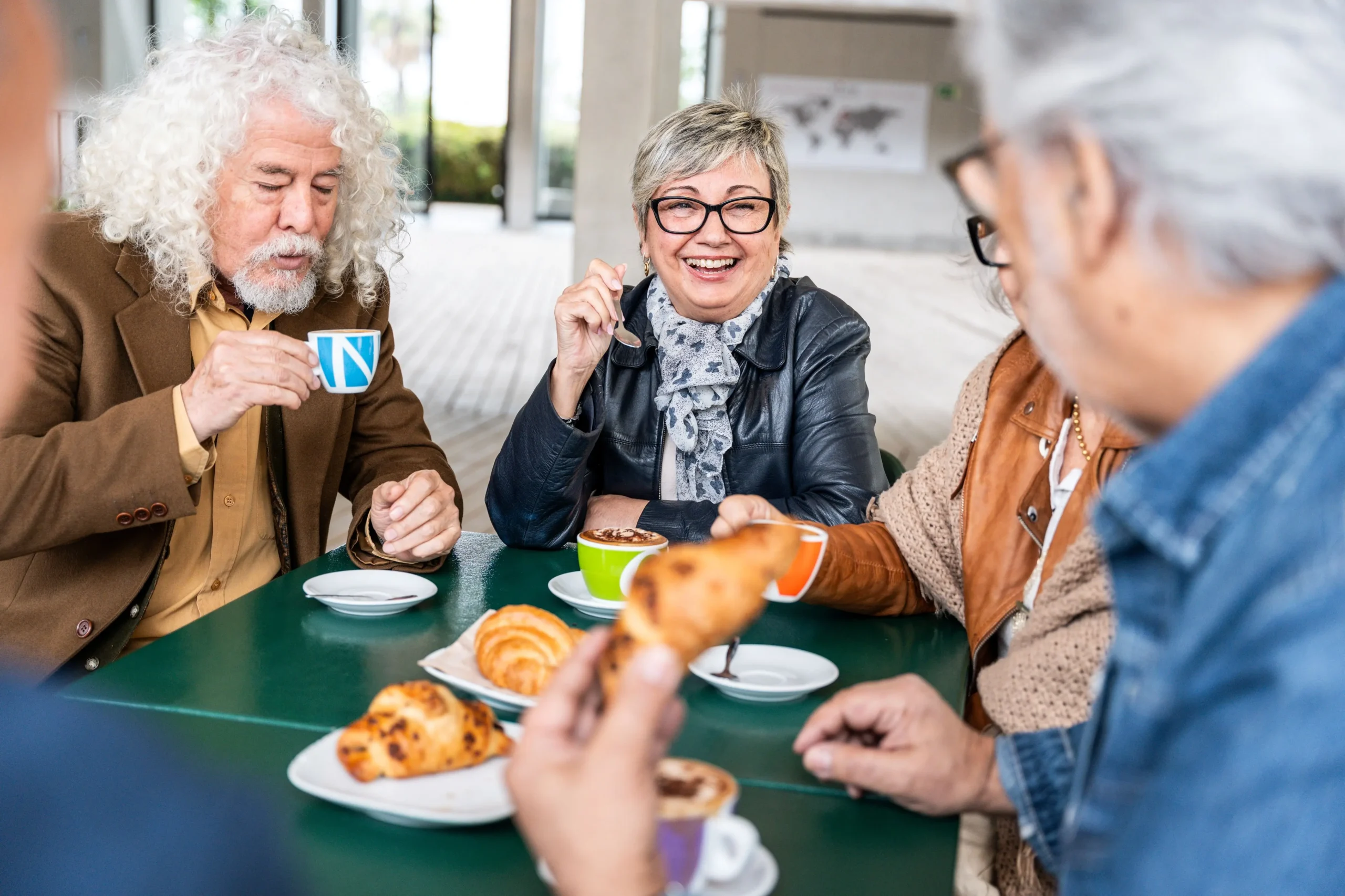 spokojení důchodci v kavárně