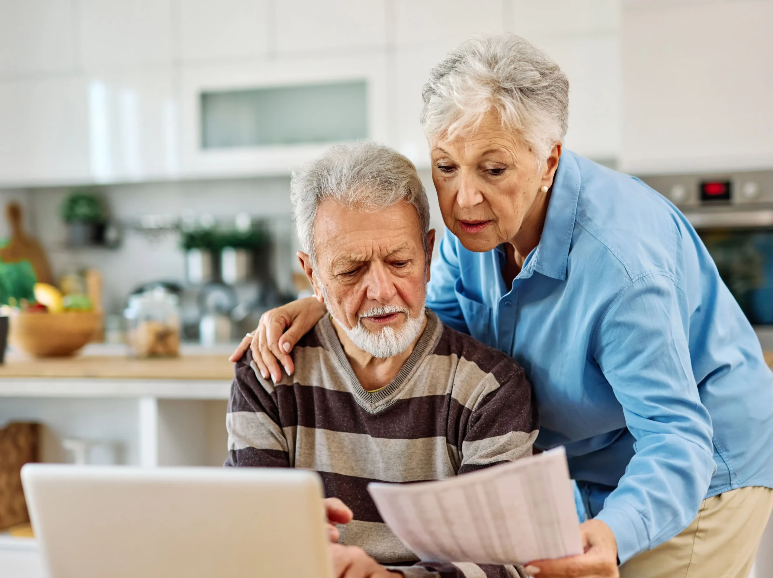 důchodci s dokumenty