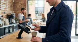 Placení útraty mobilním telefonem již zcela vytlačilo běžné plastové platební karty