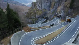 Postavili ji za 100 dní: Tato cesta v horách je technický zázrak, který nemá obdoby