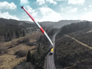 Podívejte, jak se přepravují 90 metrů dlouhé lopatky větrných elektráren po úzkých silnicích, kam se vejde sotva osobák