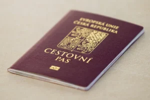 Soud rozhodl: letecká společnost nemůže odmítnout přepravit cestujícího s prošlým pasem