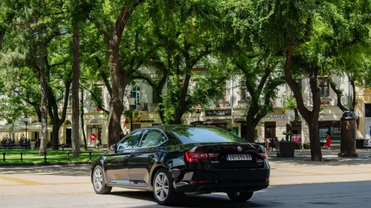 Černý sedan Škoda Superb