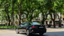 Černý sedan Škoda Superb