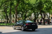 Černý sedan Škoda Superb