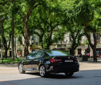 Černý sedan Škoda Superb