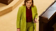 Alena Schillerová se dívá nahoru.