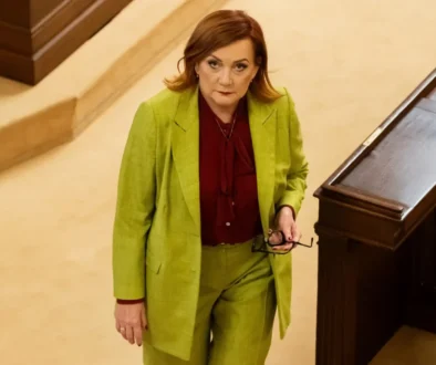Alena Schillerová se dívá nahoru.
