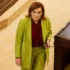 Alena Schillerová se dívá nahoru.