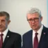 Karel Havlíček stojí vedle Andreje Babiše a mluví.