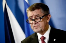 Andrej Babiš se tváří vážně.
