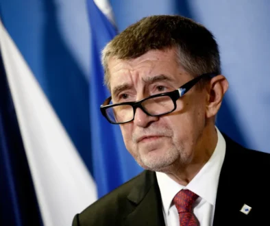 Andrej Babiš se tváří vážně.