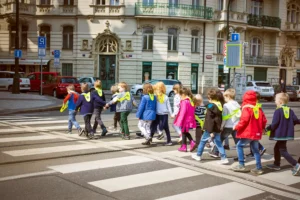 Kdo zodpovídá za škodu, kterou dítě způsobí během pobytu ve škole? Rodič nemusí vždy platit vše, co jeho dítě ve škole poničí