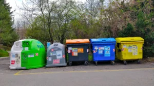 Česká sídliště dostanou kontejnery na plechovky a další domácí odpad. Vláda si od novinky slibuje jednodušší recyklaci