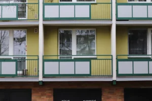 Za skladování kola na vlastním balkonu v mezipatře hrozí pokuta až 25 tisíc korun. Balkon musí být odemčený a všem přístupný
