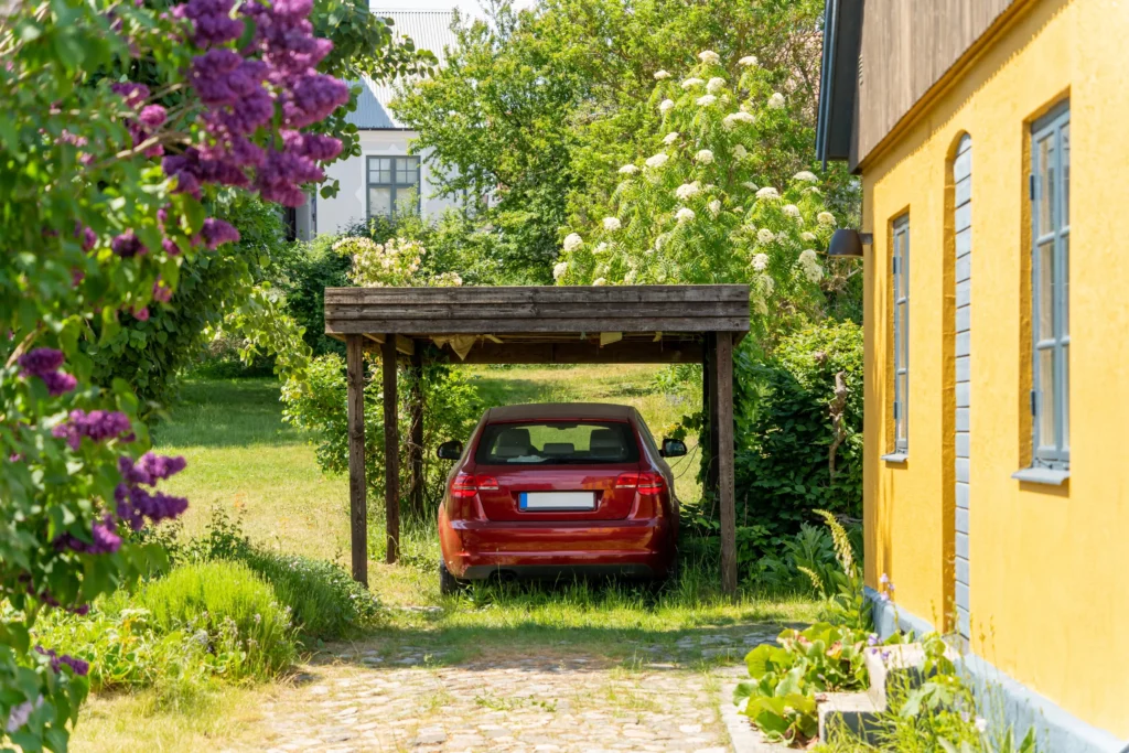 shutterstock_2234429531-2 - Techsvět Auto pod dřevěným přístřeškem