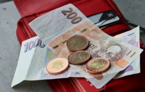 Oproti původním slibům vláda důchodcům v roce 2027 přidá méně jak 50 Kč. Je to dokonce nejméně za 10 let